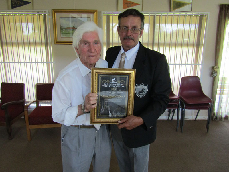 President Le Roux Botha oorhandig 'n oorkonde aan mnr PG Loubser (Snr) as Ere Lewenslange President